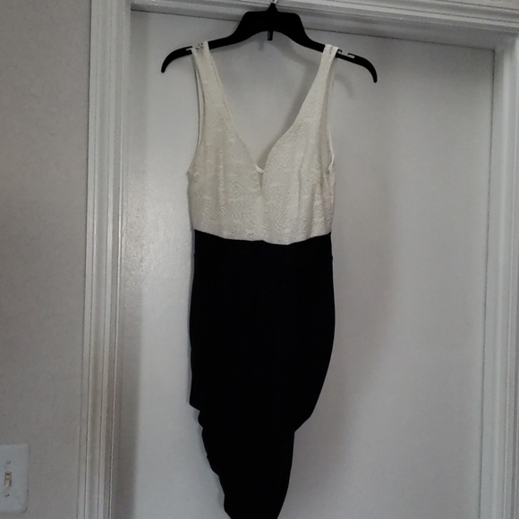 Asymmetrical Black/white Plunge Lace Dress - Picture 5 of 12